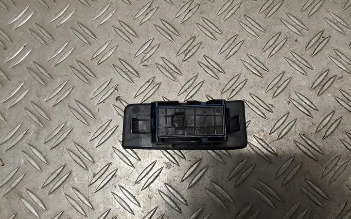 Toyota Verso (2012 - 2015) 742720F010 Накладка кнопки стеклоподъемника — фото 2
