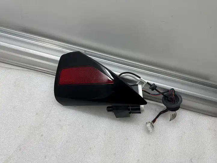 Tesla Model Y (2019 - 2024) 147884000A Крышка зарядного разъема — фото 2