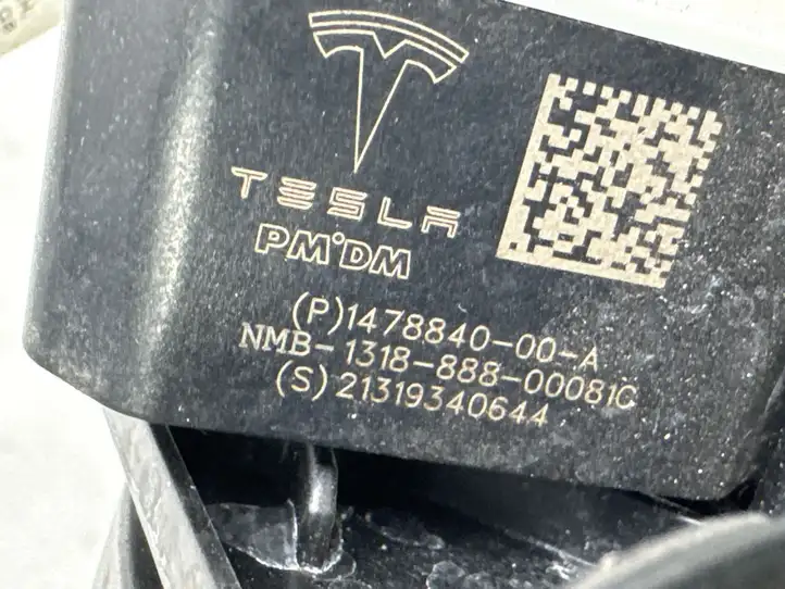 Tesla Model Y (2019 - 2024) 147884000A Крышка зарядного разъема — фото 9