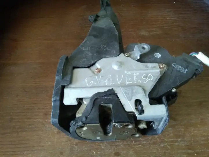 Toyota Avensis Verso (2004 - 2009) Замок задней двери — фото 1