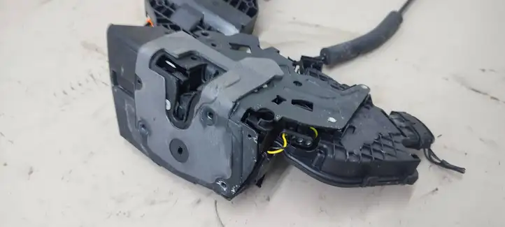 Jaguar XE (2019 - )  LX7324995AA Замок задней двери