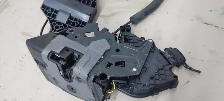 Jaguar XE (2019 - )  LX7324995AA Замок задней двери