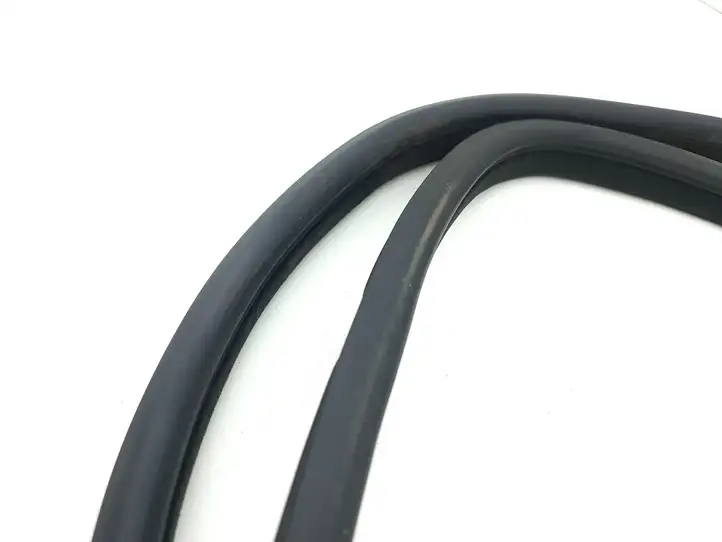 Maserati Quattroporte (2003 - 2008)   Уплотнительная резина (на кузове)