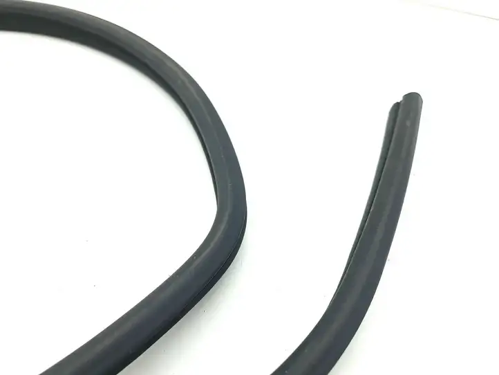 Maserati Quattroporte (2003 - 2008)   Уплотнительная резина (на кузове)