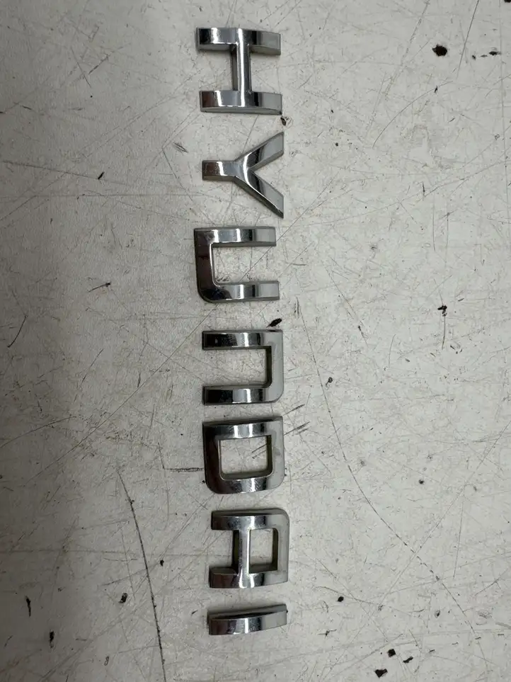 Hyundai Santa Fe (2000 - 2005) Эмблема модели — фото 3