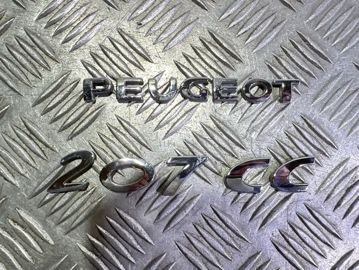 Peugeot 207 CC (2007 - 2014) Эмблема модели — фото 1