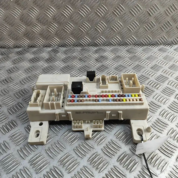 Aston Martin Vantage (2005 - 2008)  8690722 Ящик предохранителей (комплект)