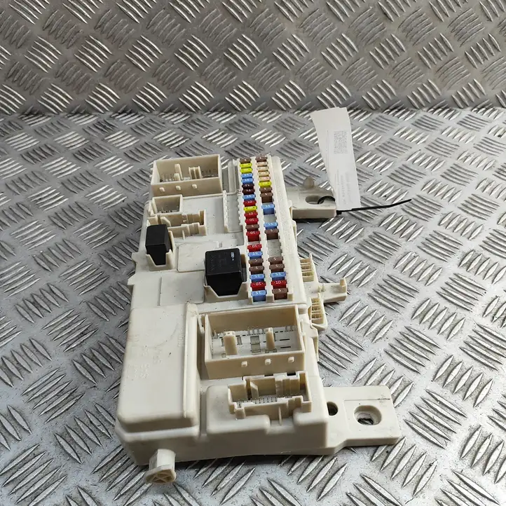 Aston Martin Vantage (2005 - 2008)  8690722 Ящик предохранителей (комплект)