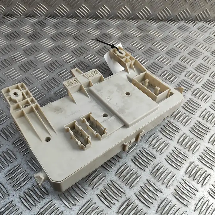 Aston Martin Vantage (2005 - 2008)  8690722 Ящик предохранителей (комплект)