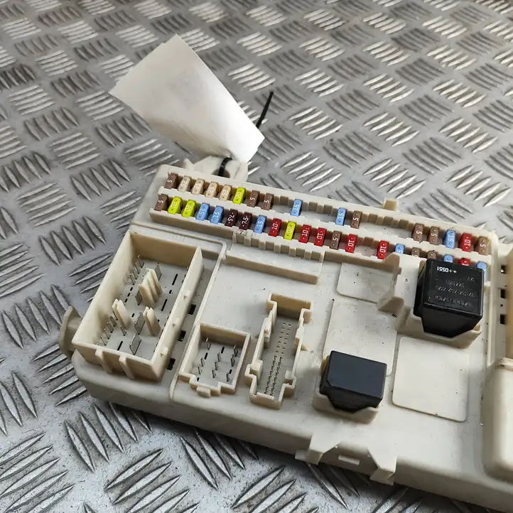 Aston Martin Vantage (2005 - 2008)  8690722 Ящик предохранителей (комплект)