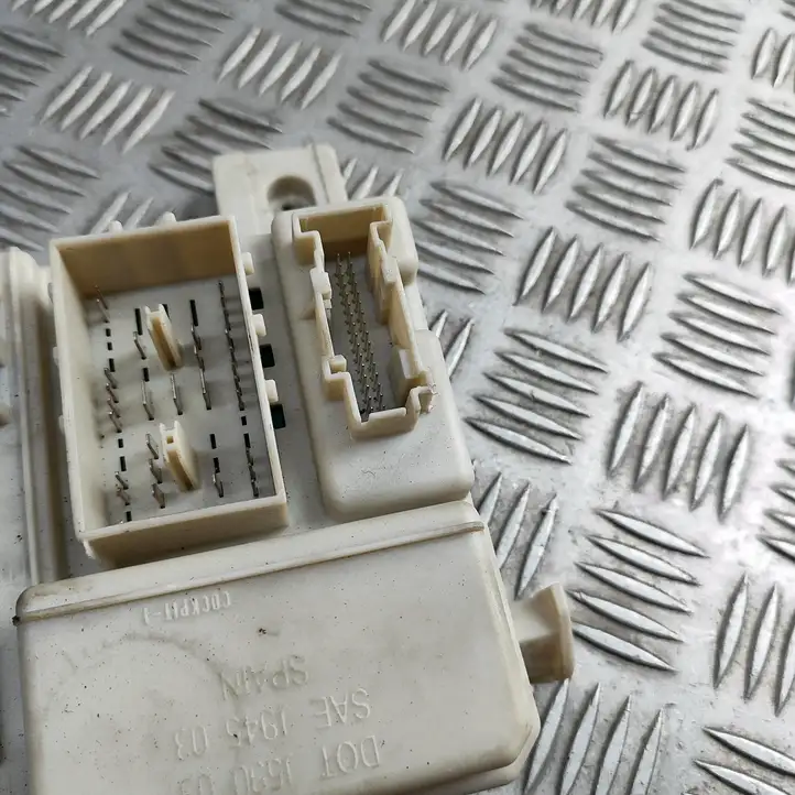 Aston Martin Vantage (2005 - 2008)  8690722 Ящик предохранителей (комплект)