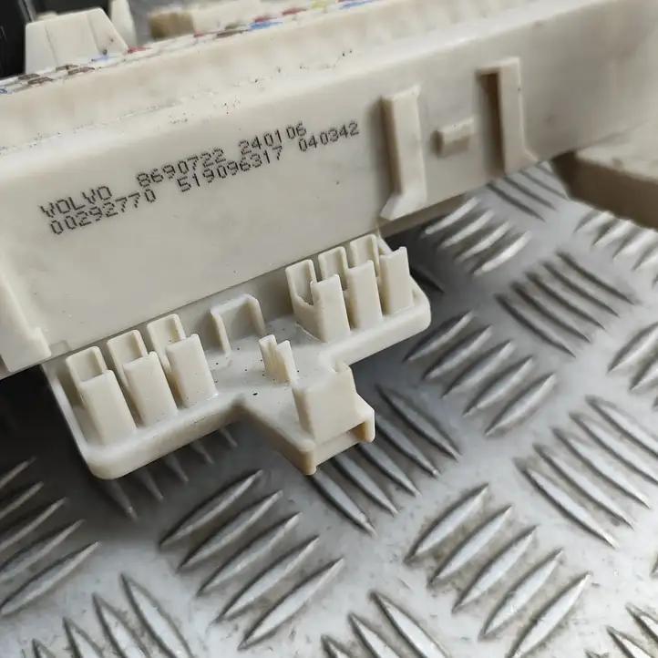 Aston Martin Vantage (2005 - 2008)  8690722 Ящик предохранителей (комплект)