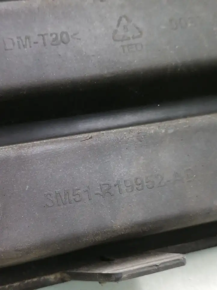 Ford Focus C-MAX (2003 - 2010)  3M51R19952AD Нижняя решётка (из трех частей)