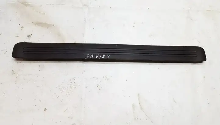 Kia Sportage (2004 - 2008) 858731F000 Внутренняя отделка переднего порога — фото 1