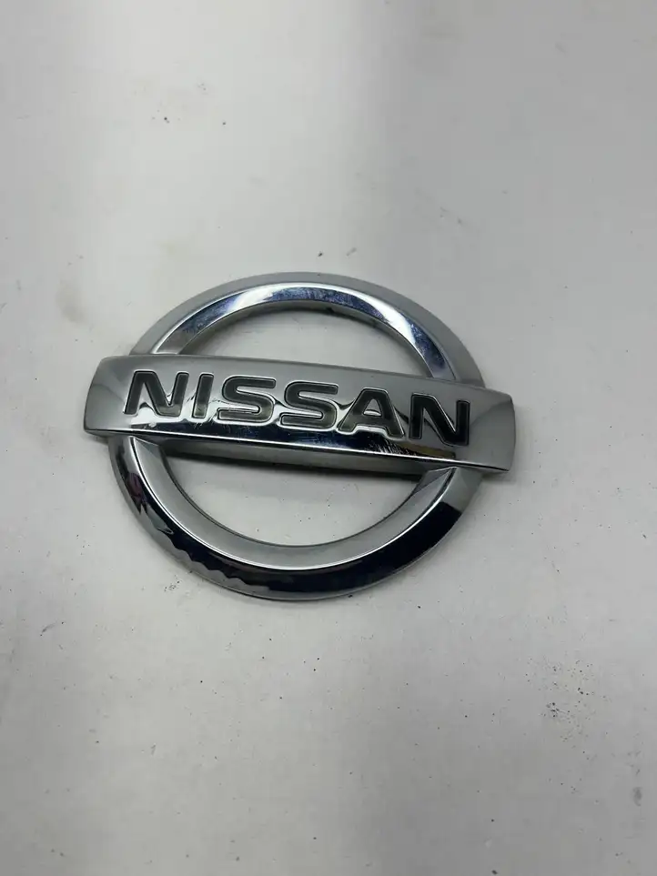 Nissan Qashqai (2010 - 2013) 90890 Эмблема модели — фото 1