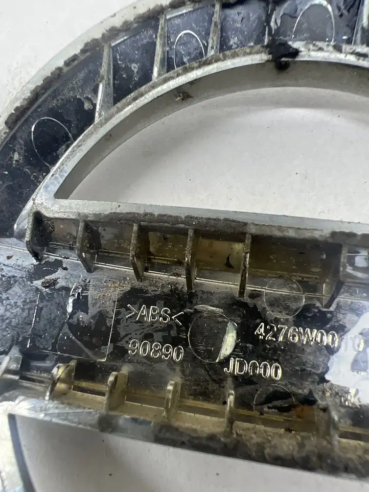 Nissan Qashqai (2010 - 2013) 90890 Эмблема модели — фото 2