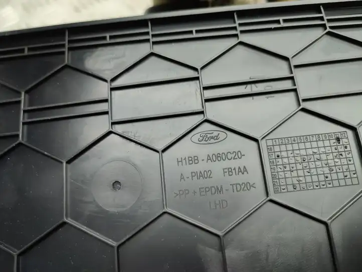 Ford Fiesta (2017 - ) H1BBA06010AHW Крышка бардачка — фото 10