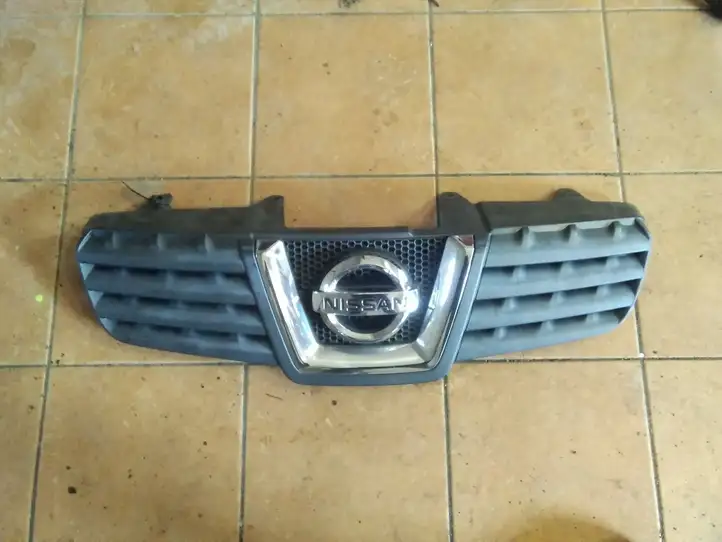 Nissan Qashqai (2006 - 2010) 62310JD00B Верхняя решетка радиатора — фото 1