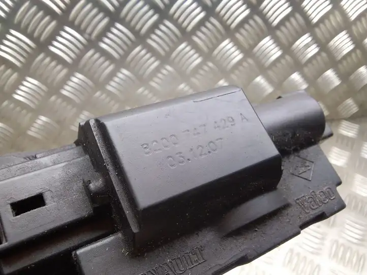Renault Laguna III (2007 - 2015) 8200747429A Замок крышки багажника — фото 3