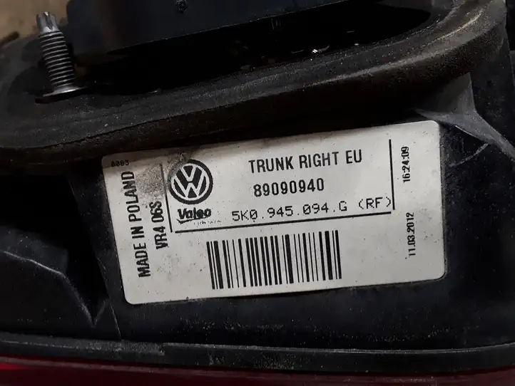 Volkswagen Golf VI (2009 - 2013) 5K0945094G Задний фонарь в крышке багажника — фото 3