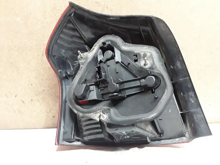 Toyota Corolla E120 E130 (2000 - 2004) KOITO1381 Задний фонарь в кузове — фото 2