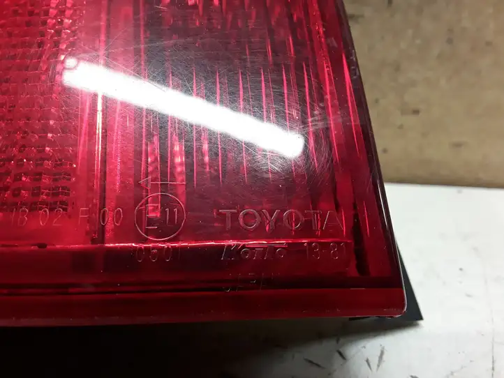Toyota Corolla E120 E130 (2000 - 2004) KOITO1381 Задний фонарь в кузове — фото 3