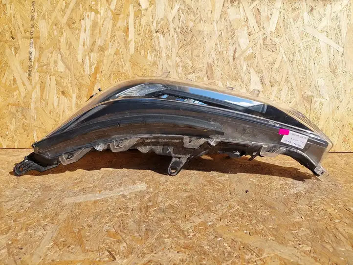 Toyota RAV 4 (XA50) (2018 - ) Передняя фара — фото 2
