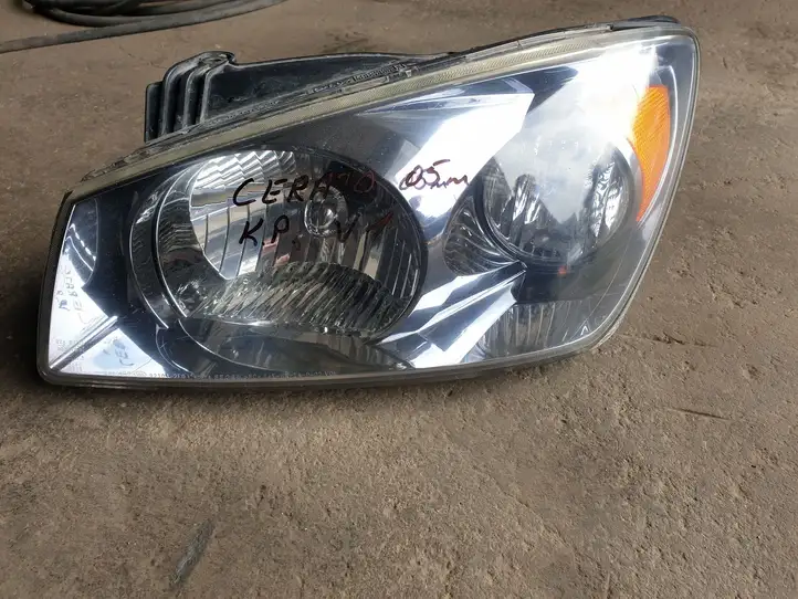 Kia Cerato (2003 - 2007) Передняя фара — фото 3