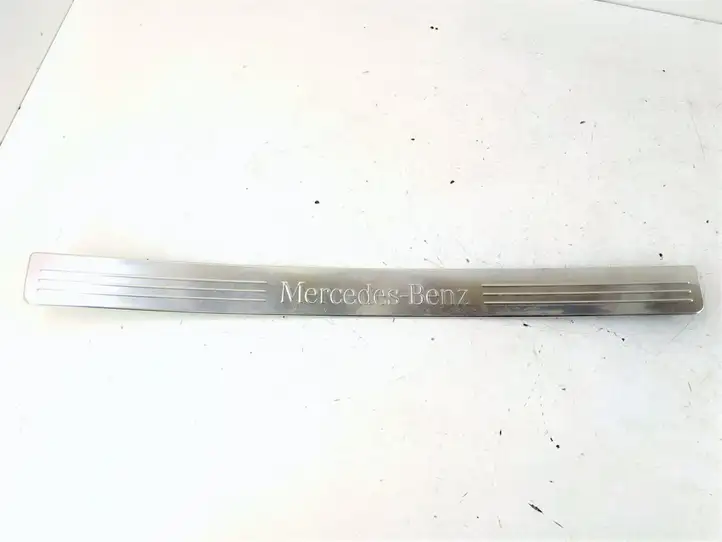 Mercedes-Benz C W204 (2007 - 2014) Внутренняя отделка переднего порога — фото 1