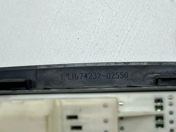 Toyota Auris 150 (2006 - 2012) 7423202550 Блок кнопок стеклоподъемников — фото 6