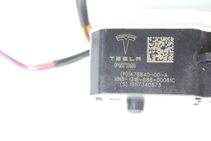 Tesla Model 3 (2017 - 2023) 147884000A Замок крышки топливного бака — фото 3