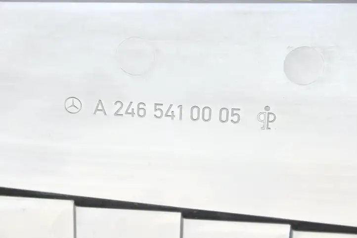 Mercedes-Benz A W176 (2012 - 2018) A2465410005 Крышка ящика аккумулятора — фото 4