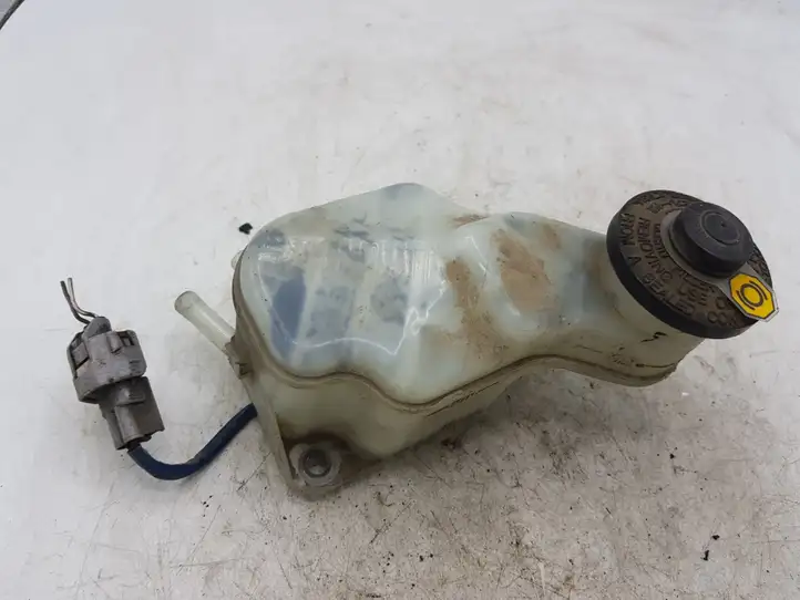 Toyota Avensis Verso (2001 - 2004) Бачок тормозной жидкости — фото 2