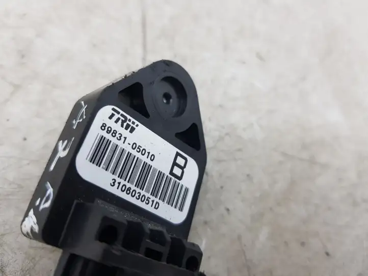 Toyota Corolla Verso AR10 (2004 - 2009) 8983105010 Датчик удара SRS — фото 2