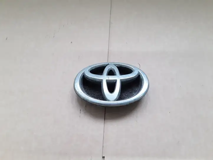 Toyota Corolla Verso E121 (2001 - 2004) 7531113171 Эмблема автомобиля — фото 1