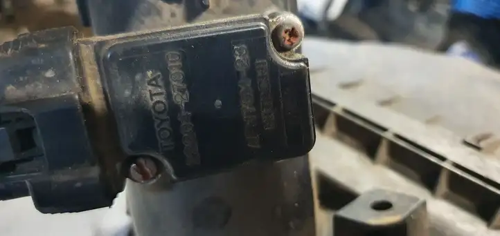 Toyota Avensis Verso (2001 - 2004) 2220427010 Корпус воздушного фильтра — фото 2
