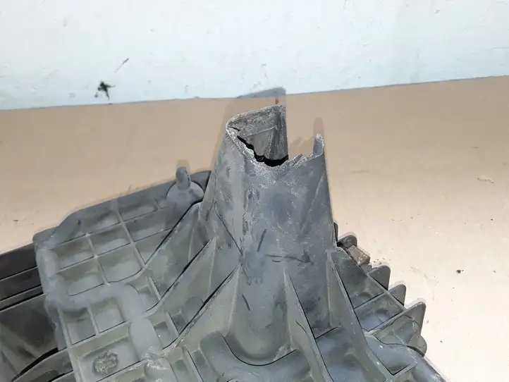 Dodge Nitro (2006 - 2011) 55360876AB Площадка аккумулятора — фото 4