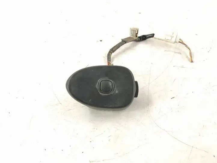 Toyota Yaris (2005 - 2009) DALISID3259 Кнопка закрытия крышки багажника — фото 1