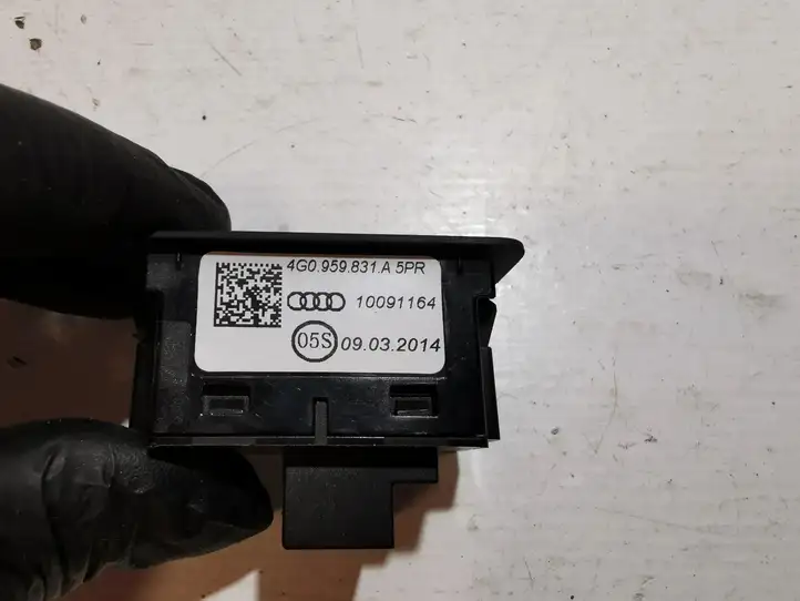 Audi A7 S7 4G (2010 - 2014) 4G0959831A Кнопка закрытия багажника — фото 4