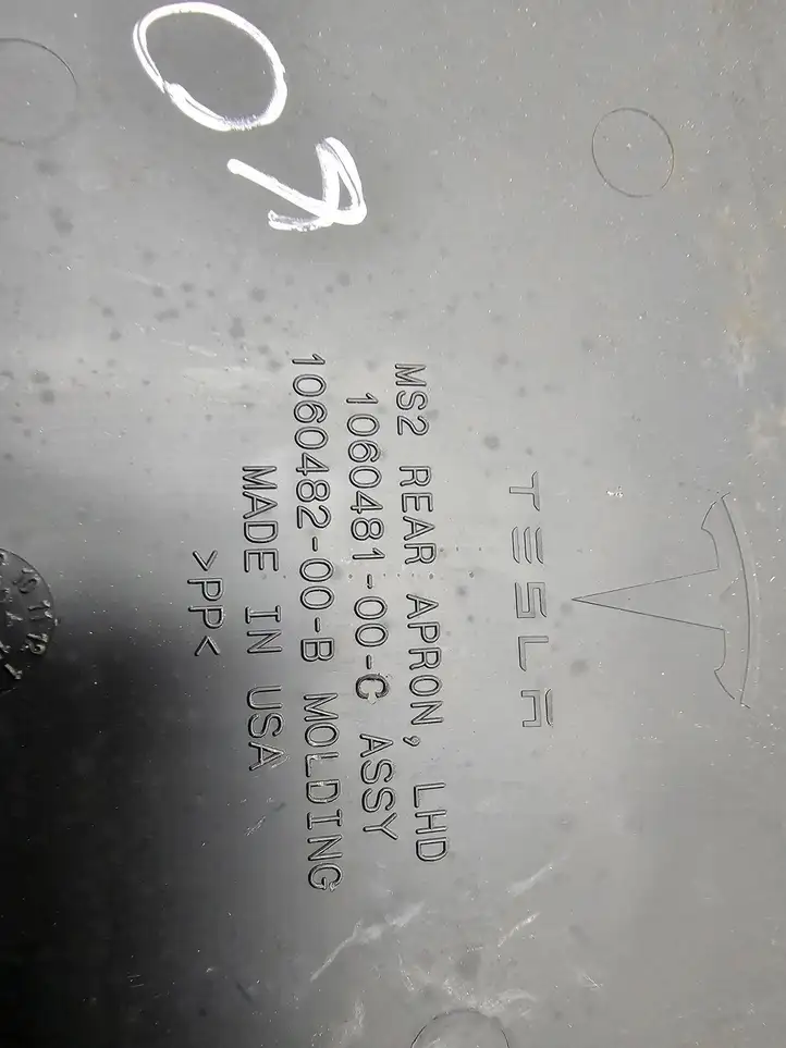 Tesla Model S (2016 - 2021) 106048100C Обшивка бардачка — фото 4