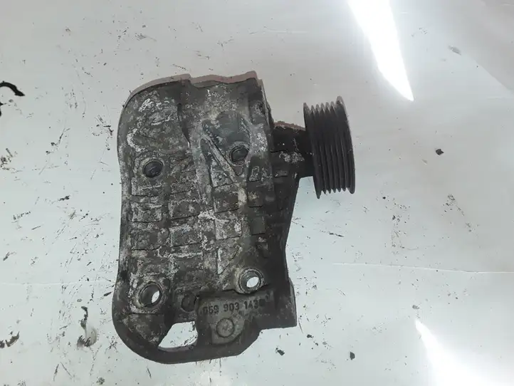 Audi Q7 4L (2005 - 2009) 059903143Q Кронштейн генератора — фото 3