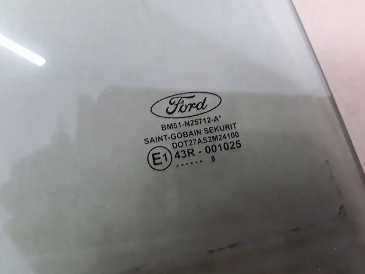 Ford Focus (2015 - 2019) BM51N25712A Стекло задней двери — фото 2