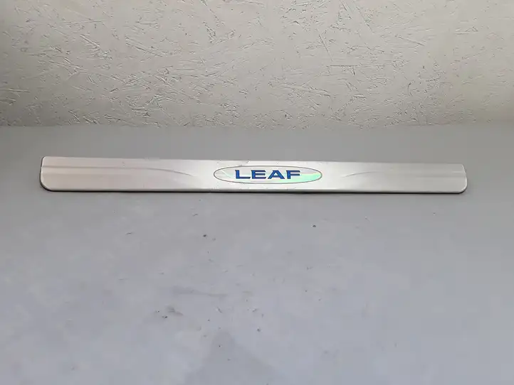 Nissan Leaf I (ZE0) (2010 - 2017) 999G68X001 Внутренняя отделка переднего порога — фото 1