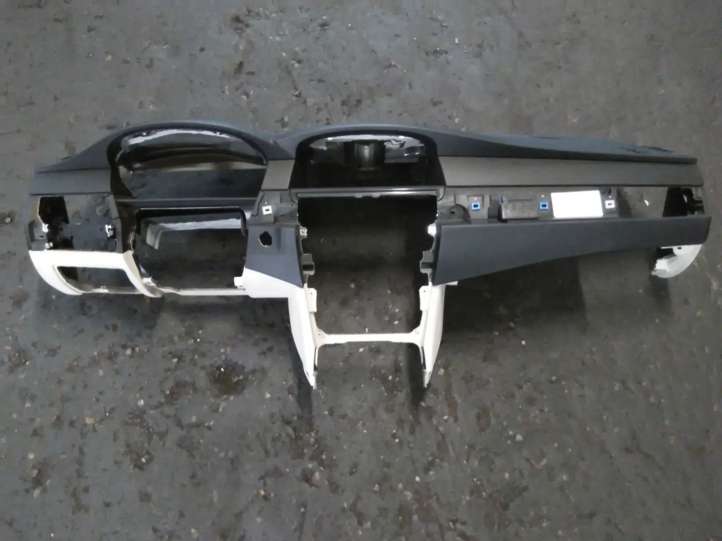 697640804 BMW 5 E60 E61 Panelė