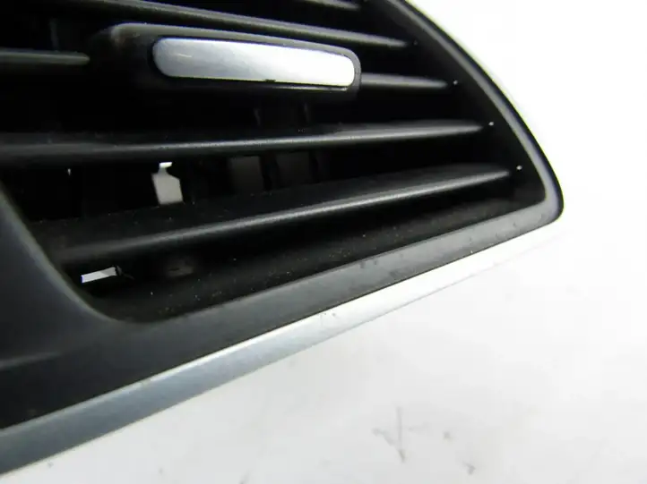 Volkswagen PASSAT B7 (2011 - 2014) Центральный воздушный дефлектор — фото 2