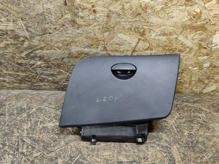 Seat Leon (1P) (2005 - 2012) 1P1857103 Ручка бардачка — фото 1