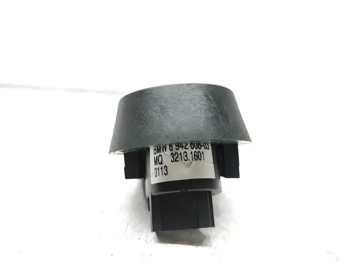 BMW 3 E90 E91 (2005 - 2012) 6942608 Кнопка фаркопа в багажнике — фото 3