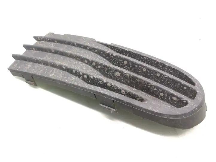 Volvo V50 (2004 - 2008)  30657009 Нижняя решётка (из трех частей)