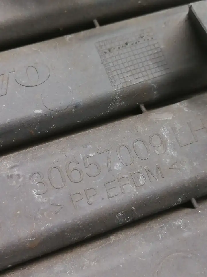 Volvo V50 (2004 - 2008)  30657009 Нижняя решётка (из трех частей)