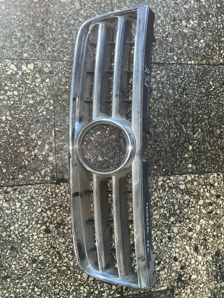 Volkswagen Touareg I (2002 - 2010) Верхняя решетка радиатора — фото 1